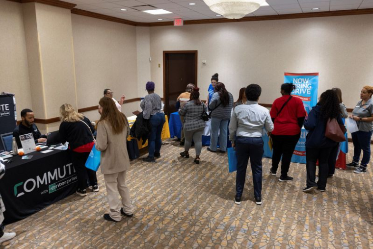 Salon de l'emploi pour les travailleurs fédéraux licenciés ces dernières semaines dans le cadre de réductions d'effectifs à Kansas City