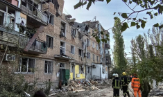 Des sauveteurs travaillent sur le site d'un immeuble d'habitation endommagé à Mykolaïv