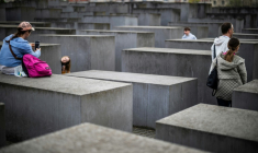Des visiteurs marchent entre les stèles du Mémorial de l'Holocauste à Berlin, le 14 avril 2025 ( AFP / John MACDOUGALL )
