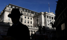 Une personne passe devant la Banque d'Angleterre à Londres