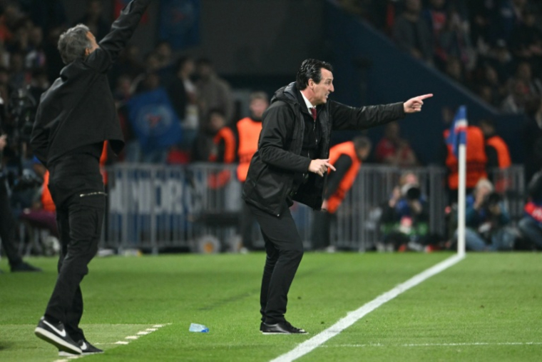 L'entraîneur espagnol d'Aston Villa, Unai Emery (d.), et l'entraîneur espagnol du Paris Saint-Germain, Luis Enrique (g.), pendant le quart de finale aller de C1 entre leurs deux équipes, à Paris, le 9 avril 2025 ( AFP / Bertrand GUAY )