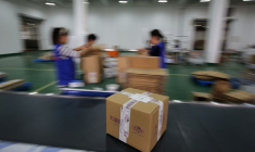 Une boîte de marchandises est visible dans un entrepôt