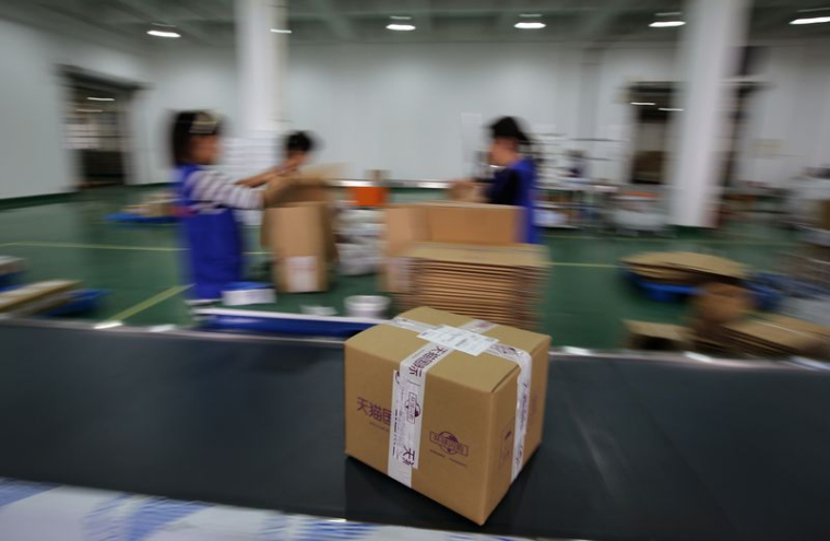 Une boîte de marchandises est visible dans un entrepôt