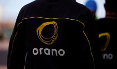 Logo d'Orano sur la veste d'un employé, à Flamanville