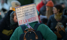 L'écart grandissant entre les prix à la consommation et la rémunération des agents publics grève leur pouvoir d'achat ( AFP / Damien MEYER )