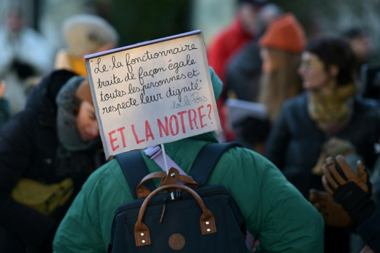 L'écart grandissant entre les prix à la consommation et la rémunération des agents publics grève leur pouvoir d'achat ( AFP / Damien MEYER )