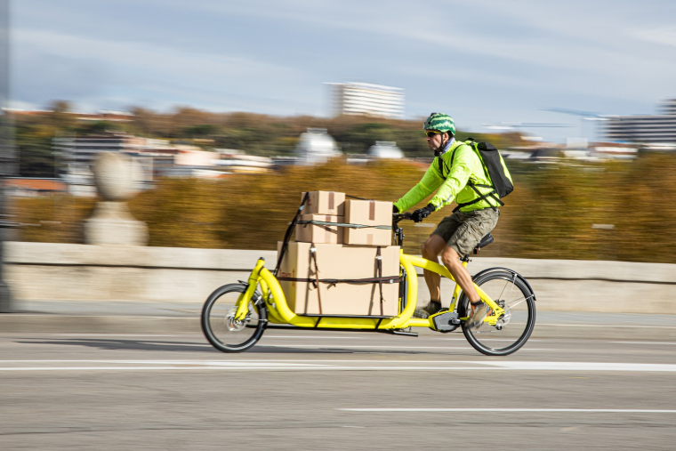 Une récente étude sur l'optimisation des livraisons urbaines se basant sur des vélos cargos est un exemple concret. (crédit : Adobe Stock)