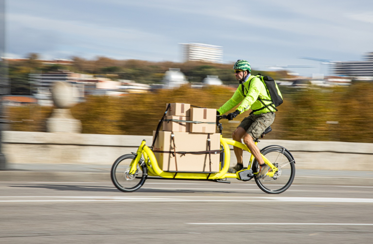 Une récente étude sur l'optimisation des livraisons urbaines se basant sur des vélos cargos est un exemple concret. (crédit : Adobe Stock)
