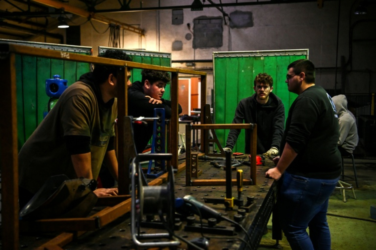 Des élèves dans un atelier de métallurgie du Lycée des Métiers du Bâtiment (LMB) à Felletin, le 10 décembre 2025 dans la Creuse ( AFP / Christophe ARCHAMBAULT )
