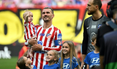 L'attaquant français de l'Atlético Madrid Antoine Griezmann porte sa fille Shai avant le début du match de Liga contre Gérone, le 17 mai 2026 au Metroplitano ( AFP / Javier SORIANO )