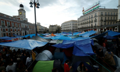 Des manifestants installés dans un campement pour protester contre les expulsions et la crise du logement, devant le siège de la présidence de la Communauté de Madrid, sur la Puerta del Sol, le 28 septembre 2026 ( AFP / Oscar DEL POZO )
