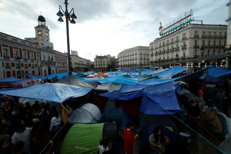 Des manifestants installés dans un campement pour protester contre les expulsions et la crise du logement, devant le siège de la présidence de la Communauté de Madrid, sur la Puerta del Sol, le 28 septembre 2026 ( AFP / Oscar DEL POZO )