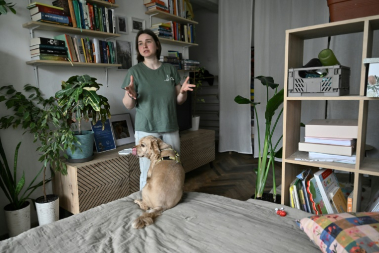 L'Ukrainienne Daria Yédamova lors d'une interview avec l'AFP dans son appartement à Kiev, le 25 mars 2025 ( AFP / Genya SAVILOV )