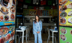 Nayomie Mendoza dans son restaurant Cuernavaca's Grill à Los Angeles, le 2 juillet 2025 en Californie ( AFP / Bastien INZAURRALDE )