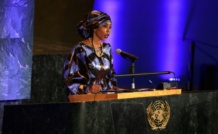 Jaha Dukureh, victime d'excision, devenue ambassadrice régionale d'ONU Femmes pour l'Afrique, lors d'un discours à l'ONU le 7 mars 2025 à New York ( AFP / TIMOTHY A. CLARY )