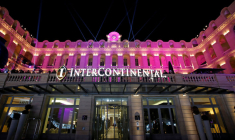 IHG RACHÈTE POUR 500 MILLIONS DE DOLLARS D'ACTIONS, L'ACTIVITÉ EN HAUSSE AU 3E TRIMESTRE