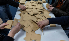 Le RN en dynamique, percée de LFI: les deux partis sortent confortés du premier tour dimanche, dans un scrutin qui voit globalement la gauche se maintenir, notamment à Paris, Marseille et Lyon. ( AFP / Fred TANNEAU )