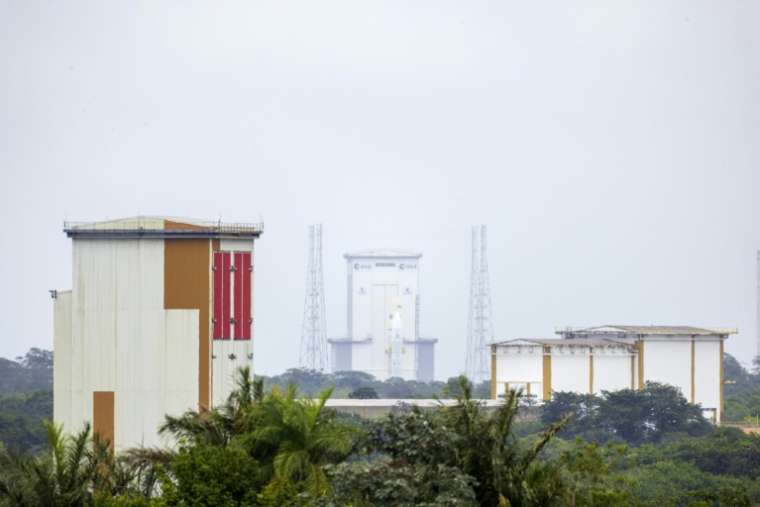 La fusée Ariane 6 sur son pas de tir le 6 mars 2025 au centre spatial guyanais à Kourou ( AFP / Ronan LIETAR )
