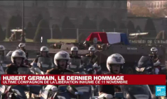 Cérémonie du 11-Novembre : le cercueil d'Hubert Germain quitte les Invalides