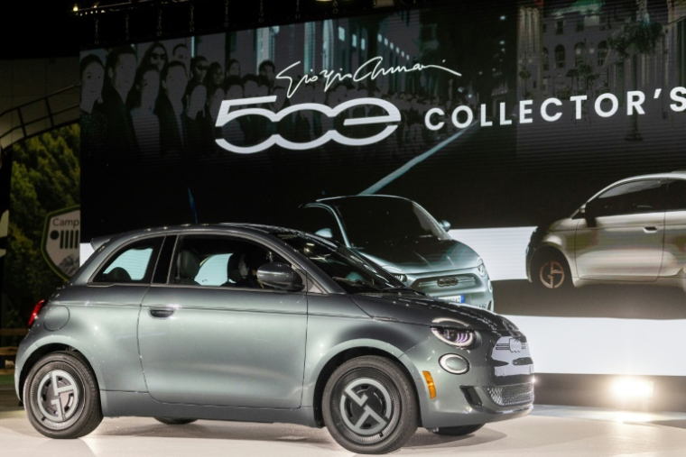 Une Fiat 500 Giorgio Armani Collector’s Edition, présentée au Salon automobile de Los Angeles, le 21 novembre 2024 ( AFP / ETIENNE LAURENT )
