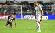 La nouvelle technique de Neymar pour se déboucher les oreilles