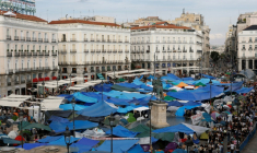 Un campement installé pour protester contre les expulsions et la crise du logement devant le siège de la présidence de la Communauté de Madrid,a Puerta del Sol, le 29 septembre 2026 ( AFP / Oscar DEL POZO )