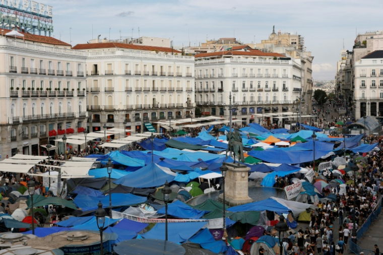 Un campement installé pour protester contre les expulsions et la crise du logement devant le siège de la présidence de la Communauté de Madrid,a Puerta del Sol, le 29 septembre 2026 ( AFP / Oscar DEL POZO )