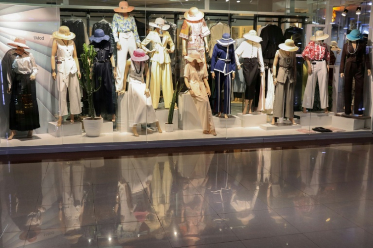 Des mannequins portant des vêtements féminins dans un centre commercial, le 30 juin 2026 à Hérat, dans l'ouest de l'Afghanistan  ( AFP / Mohsen KARIMI )