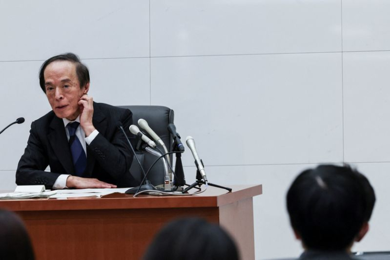 Le gouverneur de la Banque du Japon Kazuo Ueda assiste à une conférence de presse à Tokyo