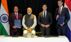 (g-d) Le PDG de Tata Electronics, Randhir Thakur, le Premier ministre indien Narendra Modi, le Premier ministre néerlandais Rob Jetten et le PDG d'ASML, Christophe Fouquet, après la signature de documents à La Haye, le 16 mai 2026 aux Pays-Bas ( AFP / Lina Selg )