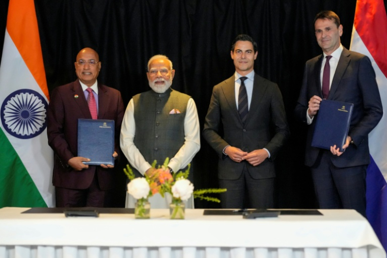 (g-d) Le PDG de Tata Electronics, Randhir Thakur, le Premier ministre indien Narendra Modi, le Premier ministre néerlandais Rob Jetten et le PDG d'ASML, Christophe Fouquet, après la signature de documents à La Haye, le 16 mai 2026 aux Pays-Bas ( AFP / Lina Selg )