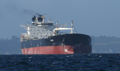 Le pétrolier russe Tagor, soupçonné de battre pavillon camerounais et arraisonné par la Marine française le 31 mai 2026, arrive dans la baie de Douarnenez dans le Finistère, le 2 juin 2026. ( AFP / FRED TANNEAU )