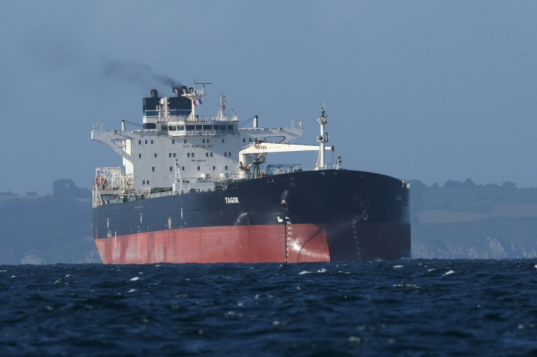 Le pétrolier russe Tagor, soupçonné de battre pavillon camerounais et arraisonné par la Marine française le 31 mai 2026, arrive dans la baie de Douarnenez dans le Finistère, le 2 juin 2026. ( AFP / FRED TANNEAU )