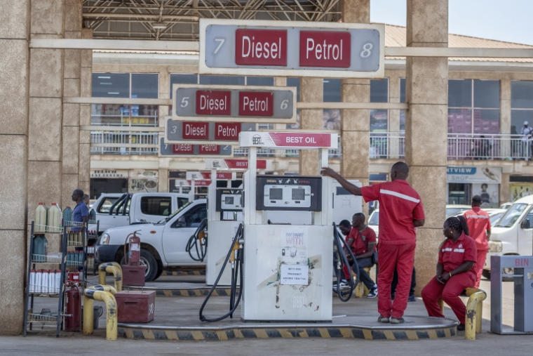 Des pompistes font une pause en raison de la pénurie de carburant à la station-service Best Oil de la zone 49 à Lilongwe, la capitale du Malawi, le 22 octobre 2026 ( AFP / Amos GUMULIRA )