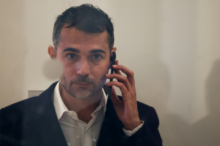 Le publicitaire Aurélien Poirson-Atlan, connu sur les réseaux sociaux sous le pseudonyme de "Zoé Sagan", le 27 octobre 2025 au tribunal de Paris ( AFP / Guillaume BAPTISTE )