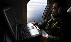 Un technicien de la Marine française, à bord d'un Falcon 50, en janvier 2017 (illustration) ( AFP / ANNE-CHRISTINE POUJOULAT )