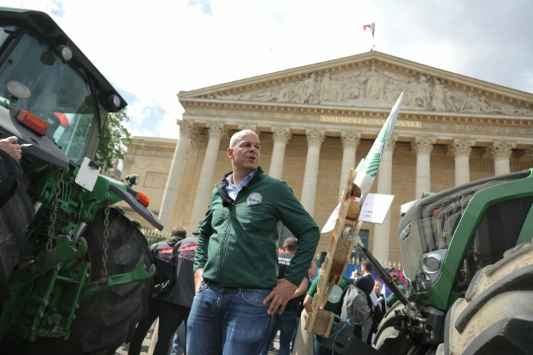 Arnaud Rousseau, président de la FNSEA, lors d'une manifestation organisée par la FNSEA et les Jeunes Agriculteurs (JA) devant l'Assemblée nationale à Paris, le 26 mai 2025, en amont d'un débat parlementaire sur la loi Duplomb ( AFP / Thomas SAMSON )