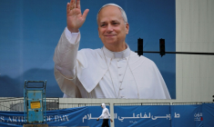 Une affiche géante à l'effigie du pape Léon XIV dans une rue de Beyrouth, avant sa visite au Liban, le 30 novembre 2025 ( AFP / Jewel SAMAD )