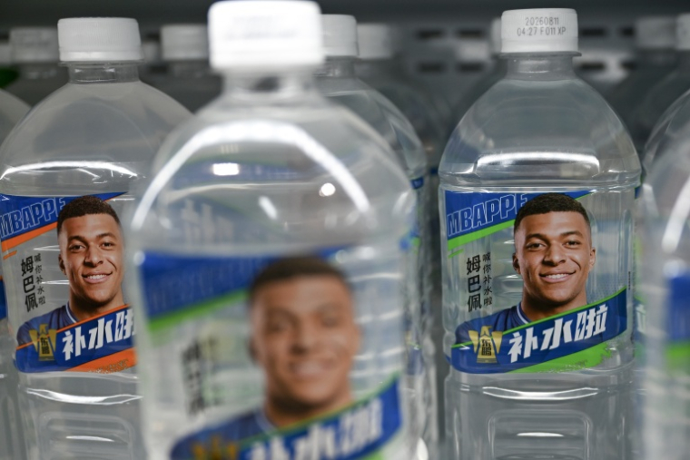 Des boissons Dongpeng avec l'image de Kylian Mbappé, à Pékin le 27 octobre 2026 ( AFP / Pedro PARDO )