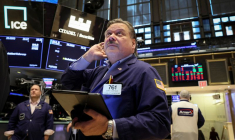 Les traders travaillent sur le parquet du NYSE à New York