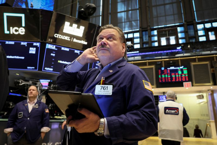 Les traders travaillent sur le parquet du NYSE à New York