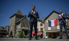 Gabriel Attal à Mur-de-Barrez, dans l'Aveyron, le 22 mai 2026 ( AFP / Ed JONES )