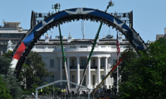 Le chantier d'installation de l'arène de MMA devant la Maison Blanche, le 29 mai à Washington ( AFP / Anne Lebreton )