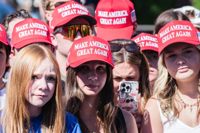 Des jeunes américaines venues voir Charlie Kirk à Reno, dans le Nevada, le 24 octobre 2024 ( AFP / Andri Tambunan )