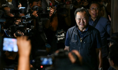 Le Premier ministre thaïlandais et chef du parti Bhumjaithai, Anutin Charnvirakul, arrive au siège de son parti pour attendre les résultats des élections thaïlandaises à Bangkok, le 8 février 2026 ( AFP / ANTHONY WALLACE )