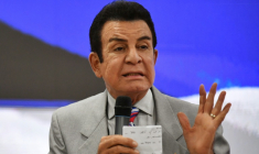 Salvador Nasralla, candidat à la présidence pour le parti libéral d'opposition, s'adresse à ses partisans à Tegucigalpa le 5 décembre 2025 ( AFP / Orlando SIERRA )