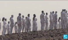 Israël : des personnes posent nues près de la mer Morte pour l'artiste Tunick
