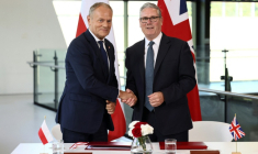 Keir Starmer (D) et Donald Tusk (G) à Uxbridge, dans la banlieue de Londres, le 27 mai 2026  ( POOL / Jack Taylor )