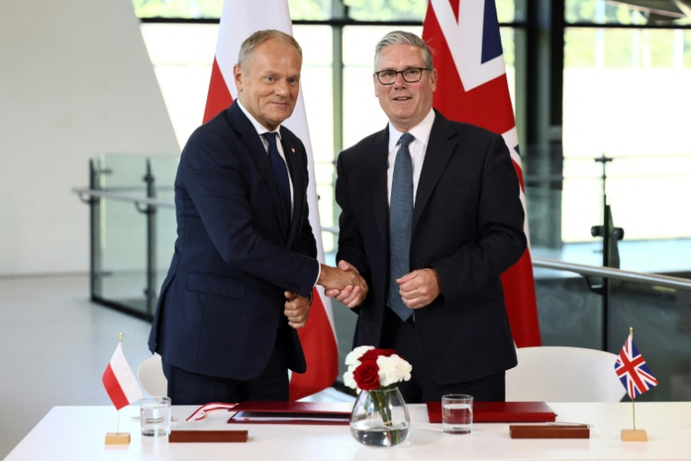 Keir Starmer (D) et Donald Tusk (G) à Uxbridge, dans la banlieue de Londres, le 27 mai 2026  ( POOL / Jack Taylor )