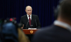 Le président russe Poutine s'adresse aux médias à l'issue du sommet de l'OCS à Bichkek
